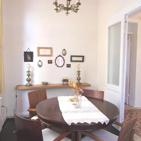 Finestra Rossa Old Town Vintage House